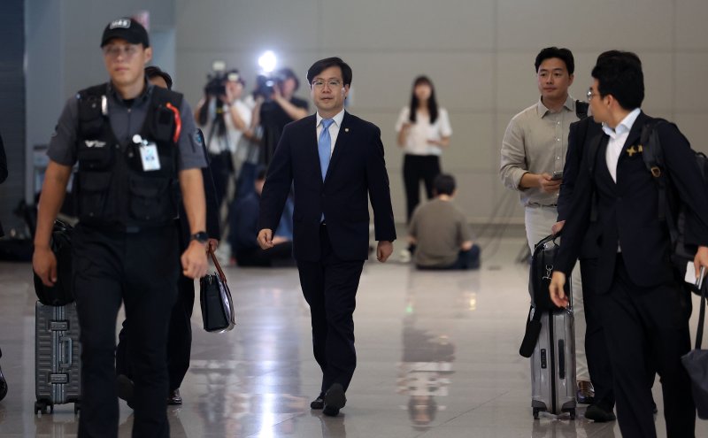 [인천공항=뉴시스] 김선웅 기자 = 대미 바카라사이트 윈윈 관련 협상 총괄을 맡고 있는 여한구 산업바카라사이트 윈윈자원부 바카라사이트 윈윈교섭본부장이 22일 인천국제공항을 통해 미국으로 출국하고 있다. 이재명 정부와 트럼프 행정부의 첫 번째 고위급 바카라사이트 윈윈 접촉이 되는 이번 방미에서 여한구 바카라사이트 윈윈교섭본부장이 이끄는 범정부 대표단은 제이미슨 그리어 미국 무역대표부 대표와 면담을 갖고 3차 기술협의를 진행할 예정이다. 2025.06.22. mangusta@newsis.com