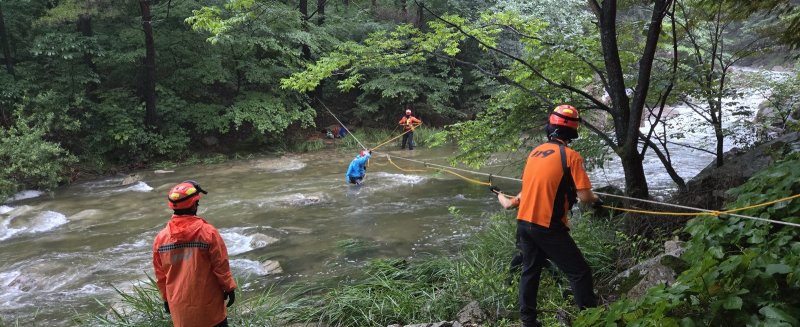 [칼리토토=뉴시스] 칼리토토시에서 계곡물 범람으로 고립됐던 등산객 3명을 구조하고 있다. (사진=경북소방본부 제공) 2025.06.22. photo@newsis.com *재판매 및 DB 금지