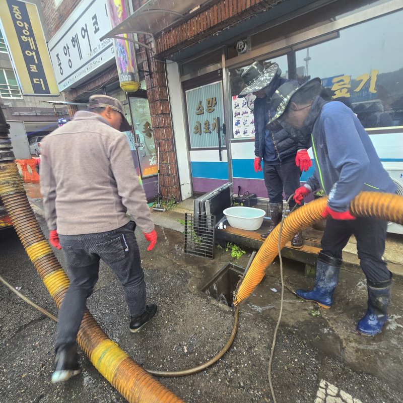 [구미=뉴시스] 빗물받이 준설작업. (사진=바카라사이트 제공) 2025.06.22 photo@newsis.com *재판매 및 DB 금지