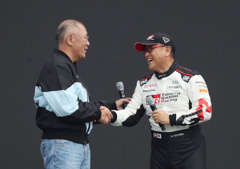 27일 오후 경기 용인시 처인구 용인스피드웨이에서 열린 '현대 N x 토요타 가주 레이싱 페스티벌'에서 정의선 현대자동차그룹 회장(왼쪽)과 토요다 아키오 토요타자동차 회장이 악수를 하고 있다. 2024.10.27/뉴스1 ⓒ News1 김영운 기자