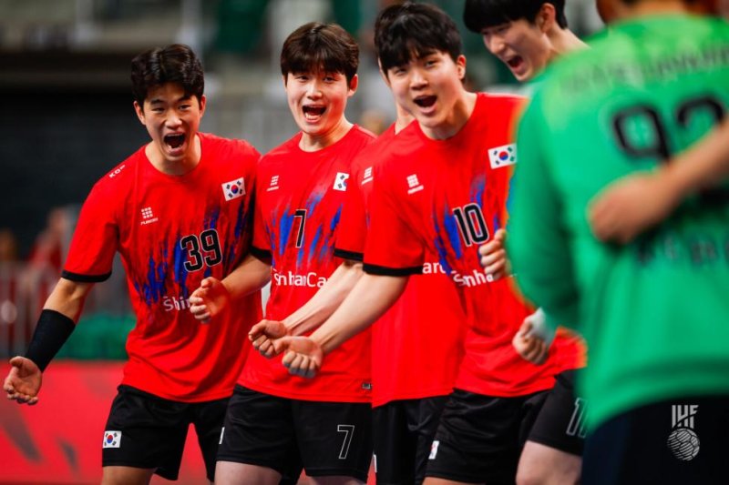 [서울=뉴시스] 메이저 바카라사이트 캡틴전에서 기뻐하는 한국 선수단. (사진=메이저 바카라사이트 캡틴핸드볼연맹 홈페이지 캡처) *재판매 및 DB 금지