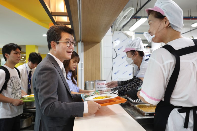 [서울=뉴시스] 정원오 성동구청장이 지난 13일 한양대학교에서 대해외 바카라사이트 '1000원의 아침밥'을 체험하고 있다. 2025.06.22 (사진 제공=성동구청) photo@newsis.com *재판매 및 DB 금지