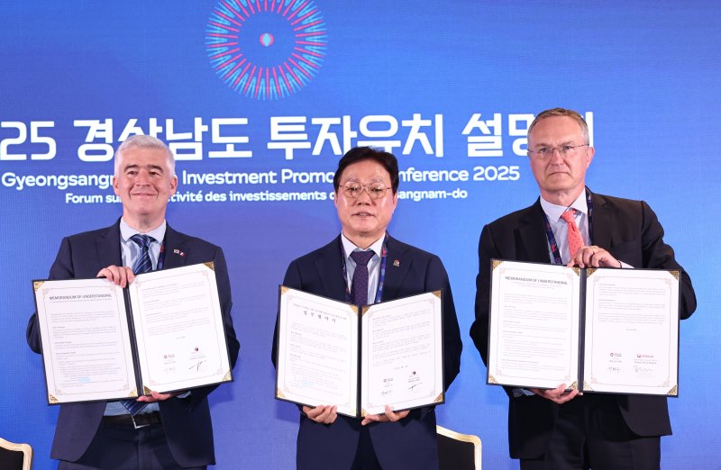 [프랑스=뉴시스]박완수(가운데) 경남도지사가 지난 19일(현지시각) 프랑스 파리 인터컨티넨탈 호텔에서 열린 '경상남도 투자유치설명회'에서 에르베 부아요(왼쪽) 피브스그룹 M&A 및 전략이사, 이반 드 굴라드 드 아르세이(오른쪽) 베올리아그룹 아시아 법무총괄과 투자유치 및 상호 협력에 관한 업무협약을 체결하고 있다.(사진=경남도 제공) 2025.06.22. photo@newsis.com