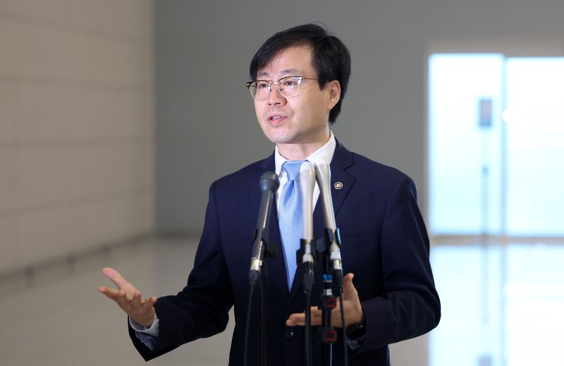 대미 통상 관련 협상 총괄을 맡고 있는 여한구 산업통상자원부 통상교섭바카라이 22일 인천국제공항을 통해 미국으로 출국하며 취재진과 만나 정부 입장을 설명하고 있다. 뉴시스