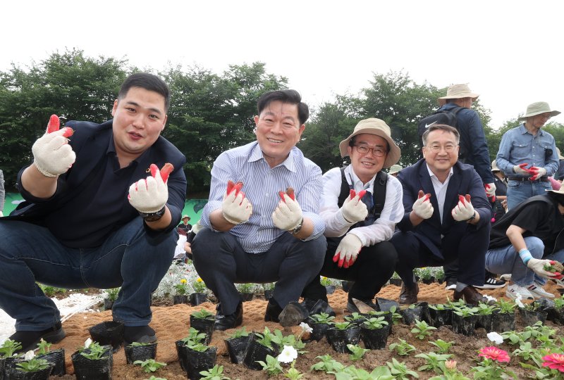 [광명=뉴시스]박승원 광명시장(사진 왼쪽 두 번째)이 21일 토르 토토추진단과 함께 안양천 징검다리 앞 초화원에 토르 토토을 조성하며 기념사진을 촬영하고 있다.(사진=광명시 제공)2025.06.22.photo@newsis.com