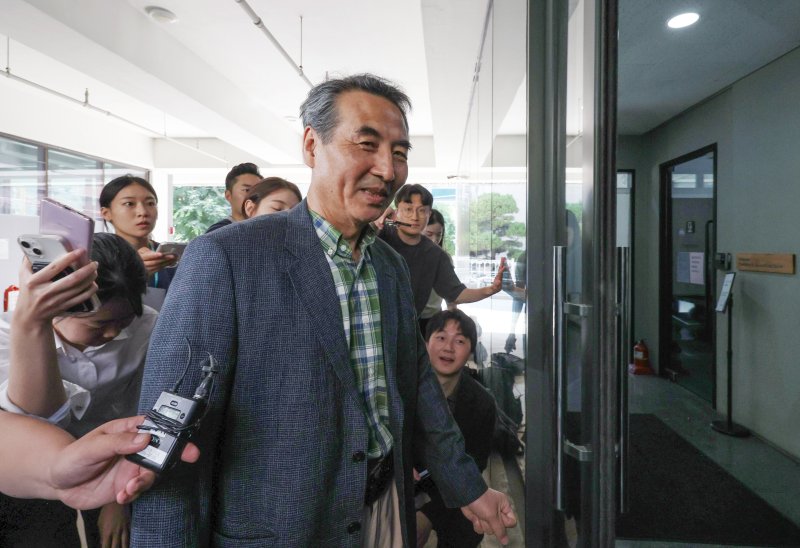 [서울=뉴시스] 김진아 기자 = 윤석열 전 대통령 배우자 김건희 여사 관련 의혹을 수사하는 민중기 특별검사가 22일 서울 서초구 서초동에 마련된 미미카지노로 출근하며 취재진의 질문을 받고 있다. 2025.06.22. bluesoda@newsis.com