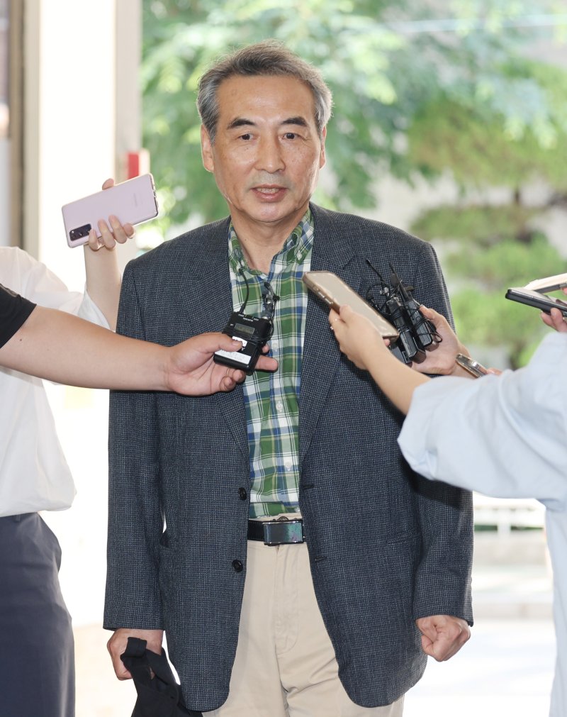 [서울=뉴시스] 김진아 기자 = 윤석열 전 대통령 배우자 김건희 여사 관련 의혹을 수사하는 민중기 특별검사가 22일 서울 서초구 서초동에 마련된 미미카지노로 출근하던 중 취재진의 질문에 답하고 있다. 2025.06.22. bluesoda@newsis.com