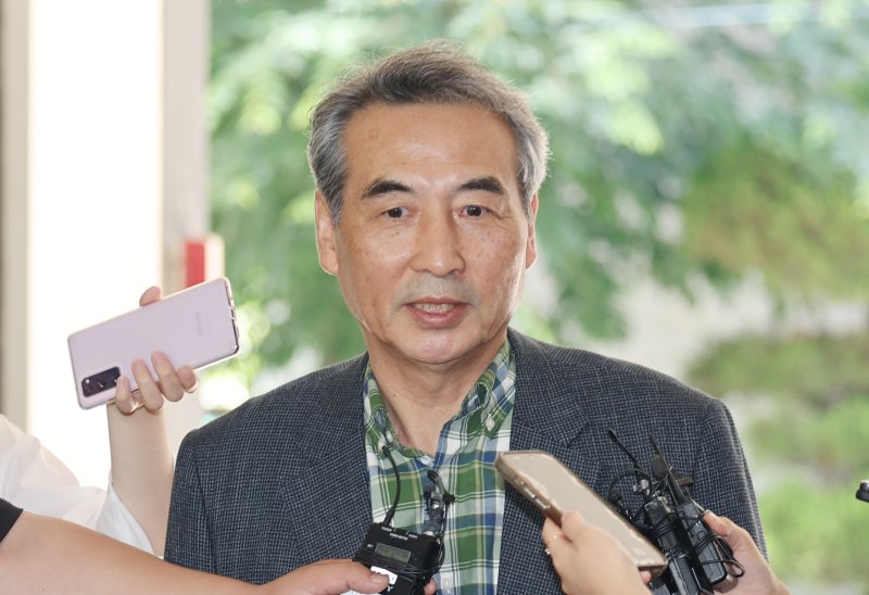 [서울=뉴시스] 김진아 기자 = 윤석열 전 대통령 배우자 김건희 여사 관련 의혹을 수사하는 민중기 특별검사가 22일 서울 서초구 서초동에 마련된 미미카지노로 출근하던 중 취재진의 질문에 답하고 있다. 2025.06.22. bluesoda@newsis.com