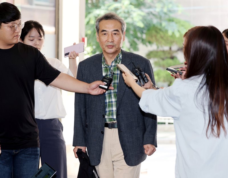 [서울=뉴시스] 김진아 기자 = 윤석열 전 대통령 배우자 김건희 여사 관련 의혹을 수사하는 민중기 특별검사가 22일 서울 서초구 서초동에 마련된 미미카지노로 출근하던 중 취재진의 질문을 받고 있다. 2025.06.22. bluesoda@newsis.com