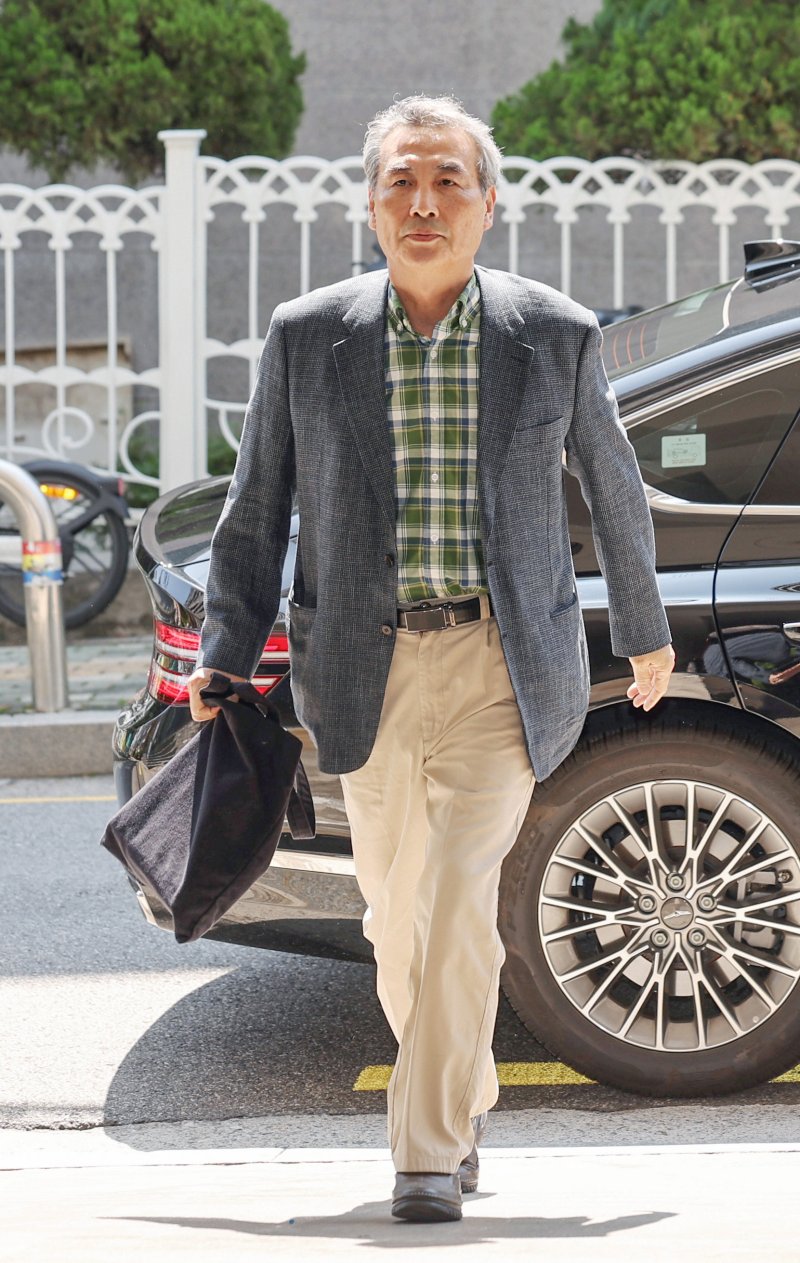 [서울=뉴시스] 김진아 기자 = 윤석열 전 대통령 배우자 김건희 여사 관련 의혹을 수사하는 민중기 특별검사가 22일 서울 서초구 서초동에 마련된 미미카지노로 출근하고 있다. 2025.06.22. bluesoda@newsis.com