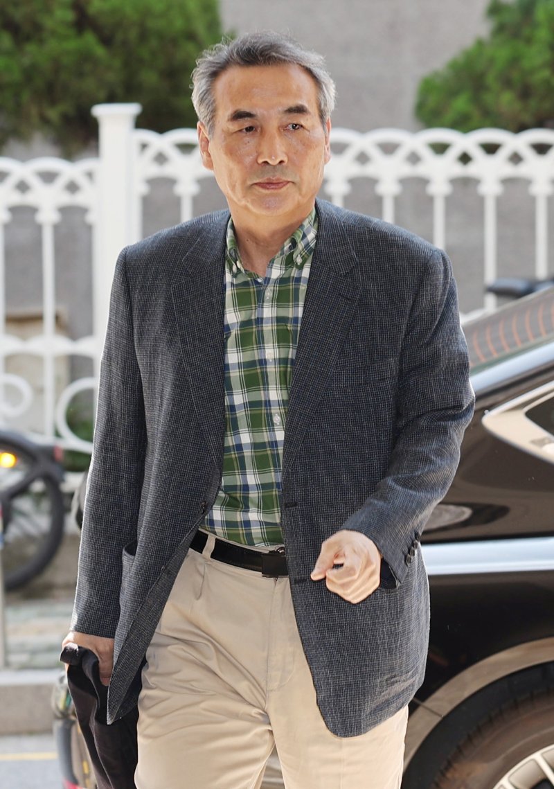 [서울=뉴시스] 김진아 기자 = 윤석열 전 대통령 배우자 김건희 여사 관련 의혹을 수사하는 민중기 특별검사가 22일 서울 서초구 서초동에 마련된 미미카지노로 출근하며 취재진의 질문을 받고 있다. 2025.06.22. bluesoda@newsis.com