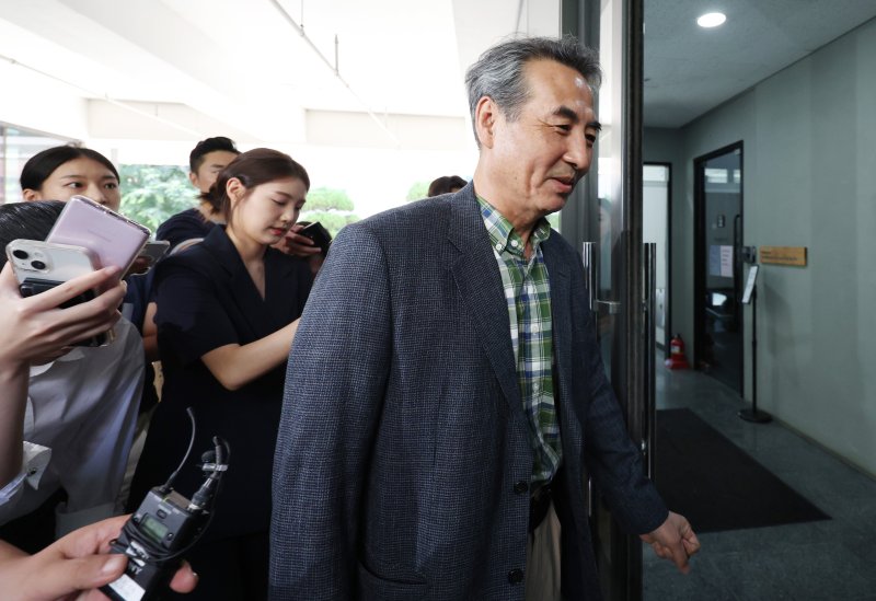 [서울=뉴시스] 김진아 기자 = 윤석열 전 대통령 배우자 김건희 여사 관련 의혹을 수사하는 민중기 특별검사가 22일 서울 서초구 서초동에 마련된 미미카지노로 출근하던 중 취재진의 질문에 답하고 있다. 2025.06.22. bluesoda@newsis.com
