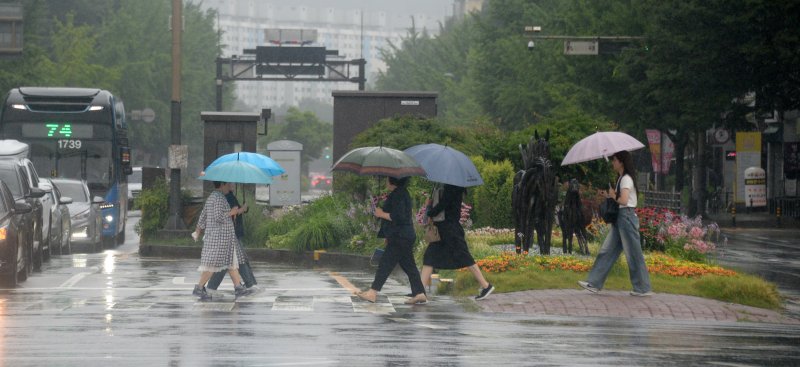 [전주=뉴시스] 김얼 기자 = 바카라사이트 비타임지역 곳곳에 호우주의보가 내려진 21일 전주시 백제대로에서 시민들이 우산으로 비를 피하며 길을 지나고 있다. 2025.06.21. pmkeul@newsis.com
