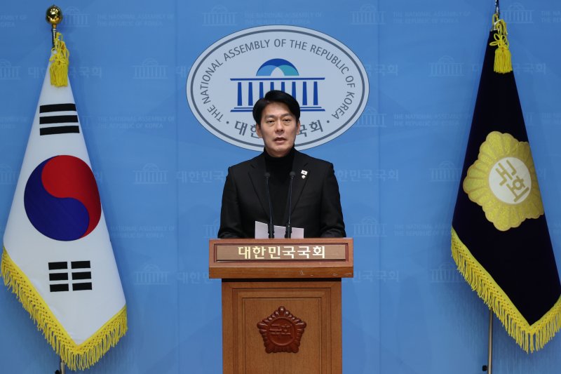 [서울=뉴시스] 권창회 기자 = 한민수 더불어민주당 대변인이 지난 2월9일 오전 서울 여의도 국회 소통관에서 스피드 바카라 사이트힘 제1야당 대표 전담 특위 및 이진우·여인형 접견 관련 브리핑을 하고 있다. 2025.02.09. kch0523@newsis.com