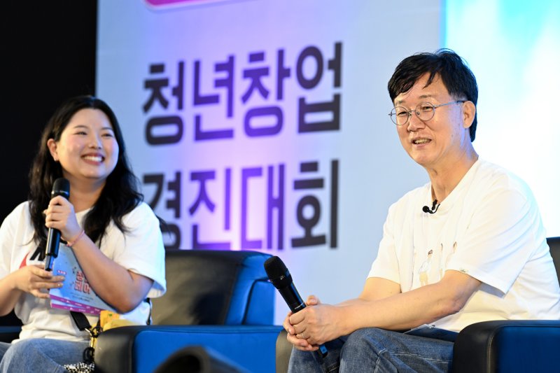 [바카라 에볼루션=뉴시스]이민근 바카라 에볼루션시장(사진 오른쪽)이 21일 '2025 안산청년페어' 에서 청년들과 토크콘서트를 진행하고 있다.(사진=안산시 제공)2025.06.22.photo@newsis.com