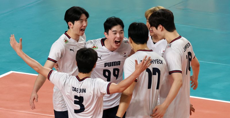 [천안=뉴시스] 강종민 기자 = 6일 충남 천안 유관순체육관에서 열린 2025 대한민국과 네덜란드 남자배구 국가대표 평가전에서 슈퍼슬롯 선수들이 득점한 후 환호하고 있다. 2025.06.06. ppkjm@newsis.com