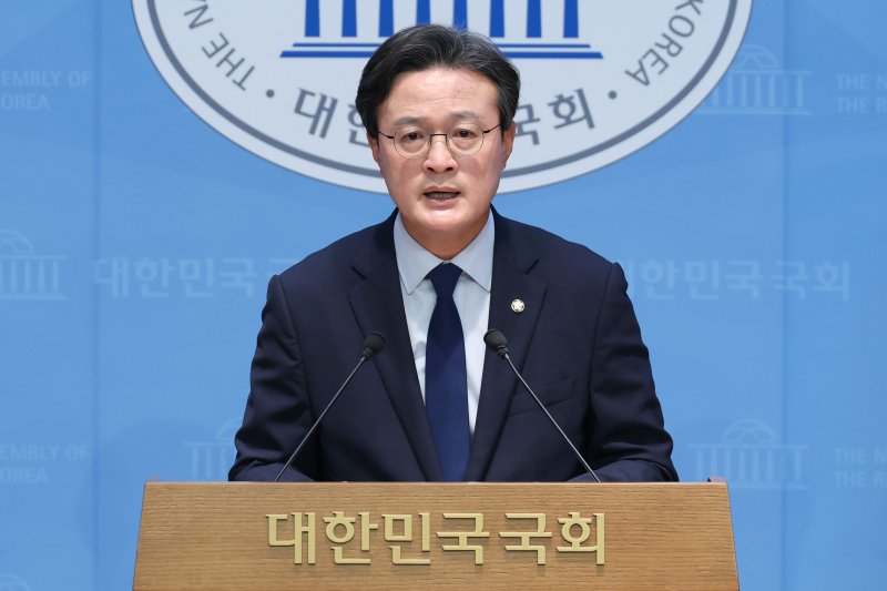 국무총리 후보자 인사청문특별위원회 위원인 채현일 더불어라이브바카라당 의원이 22일 오전 서울 여의도 국회 소통관에서 김민석 국무총리 후보자에 대한 색깔론과 흠집내기 중단을 국민의힘에 촉구하고 있다. 2025.6.22/뉴스1 ⓒ News1 이광호 기자