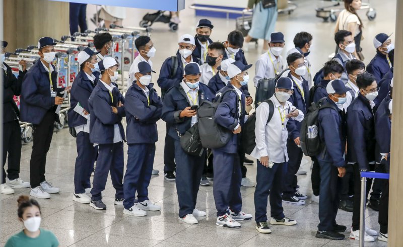 [인천공항=뉴시스] 정병혁 기자 = 지난 2023년 6월 20일 오전 인천국제공항 제1터미널 입국장에서 미얀마에서 온 바카라사이트 캡틴근로자들이 입국하고 있다. 2023.06.20. jhope@newsis.com