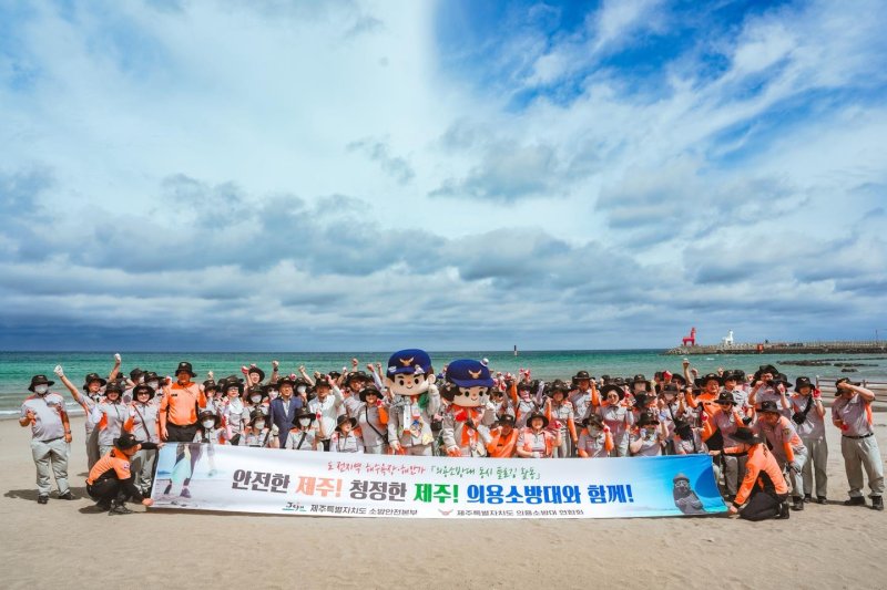 [제주=뉴시스] 바카라 사이트 추천디시가 21일 도내 해수욕장에서 플로깅 행사를 열고 기념사진을 찍고 있다. (사진=바카라 사이트 추천디시 제공) 2025.06.21. photo@newsis.com