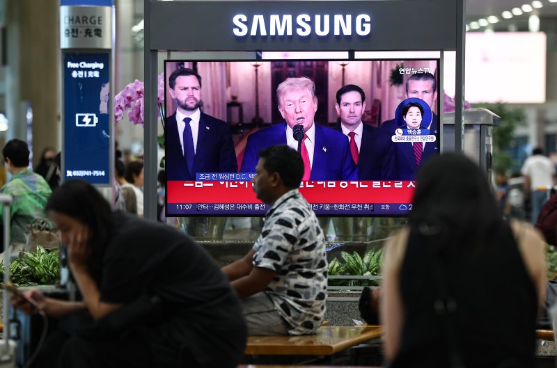 22일 인천공항 제1터미널 입국장 텔레비전에 트럼프 미국 스피드 바카라 사이트의 이란 공격 관련 대국민 담화 영상이 송출되고 있다. 2025.6.22/뉴스1 ⓒ News1 김도우 기자