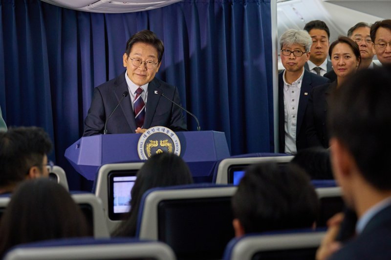 주요 7개국(G7) 정상회의에 참석하는 이재명 스피드 바카라 사이트이 16일(현지시간) 캐나다 앨버타주 캘거리로 향하는 공군 1호기에서 기자간담회를 하고 있다. (스피드 바카라 사이트실 제공. 재판매 및 DB 금지) 2025.6.18/뉴스1 ⓒ News1 허경 기자
