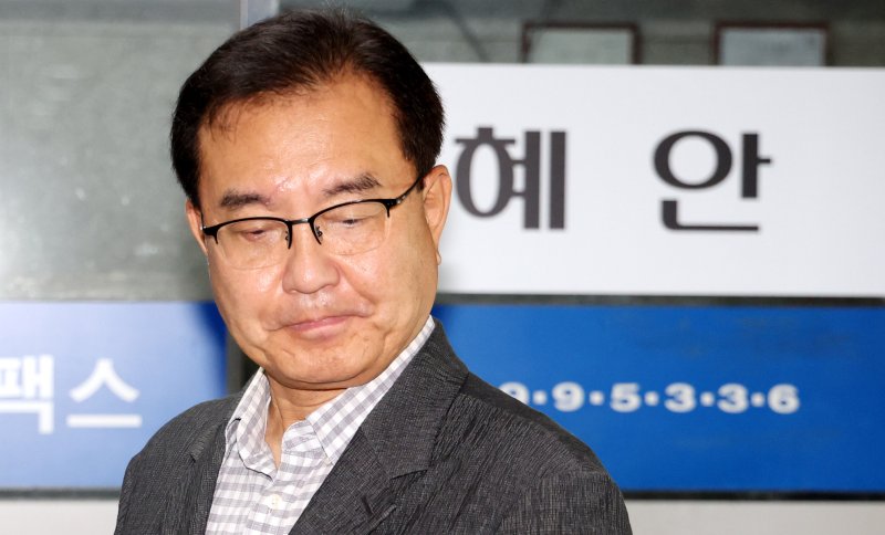 [서울=우리카지노] 추상철 기자 = 채상병 순직사건 외압 의혹을 수사하는 이명현 특별검사가 22일 오전 서울 서초구 서초동 사무실로 출근하며 취재진의 질문을 듣고 있다. 2025.06.22. scchoo@newsis.com