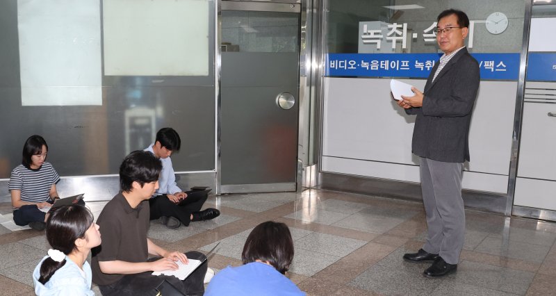 [서울=우리카지노] 추상철 기자 = 채상병 순직사건 외압 의혹을 수사하는 이명현 특별검사가 22일 오전 서울 서초구 서초동 사무실로 출근하며 취재진의 질문에 답변하고 있다. 2025.06.22. scchoo@newsis.com