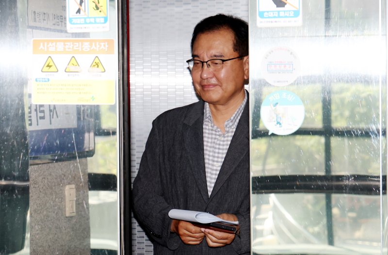 [서울=우리카지노] 추상철 기자 = 채상병 순직사건 외압 의혹을 수사하는 이명현 특별검사가 22일 오전 서울 서초구 서초동 사무실로 출근하고 있다. 2025.06.22. scchoo@newsis.com