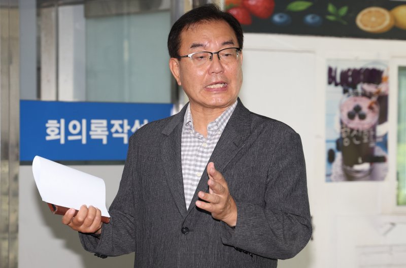 [서울=우리카지노] 추상철 기자 = 채상병 순직사건 외압 의혹을 수사하는 이명현 특별검사가 22일 오전 서울 서초구 서초동 사무실로 출근하며 취재진의 질문에 답변하고 있다. 2025.06.22. scchoo@newsis.com
