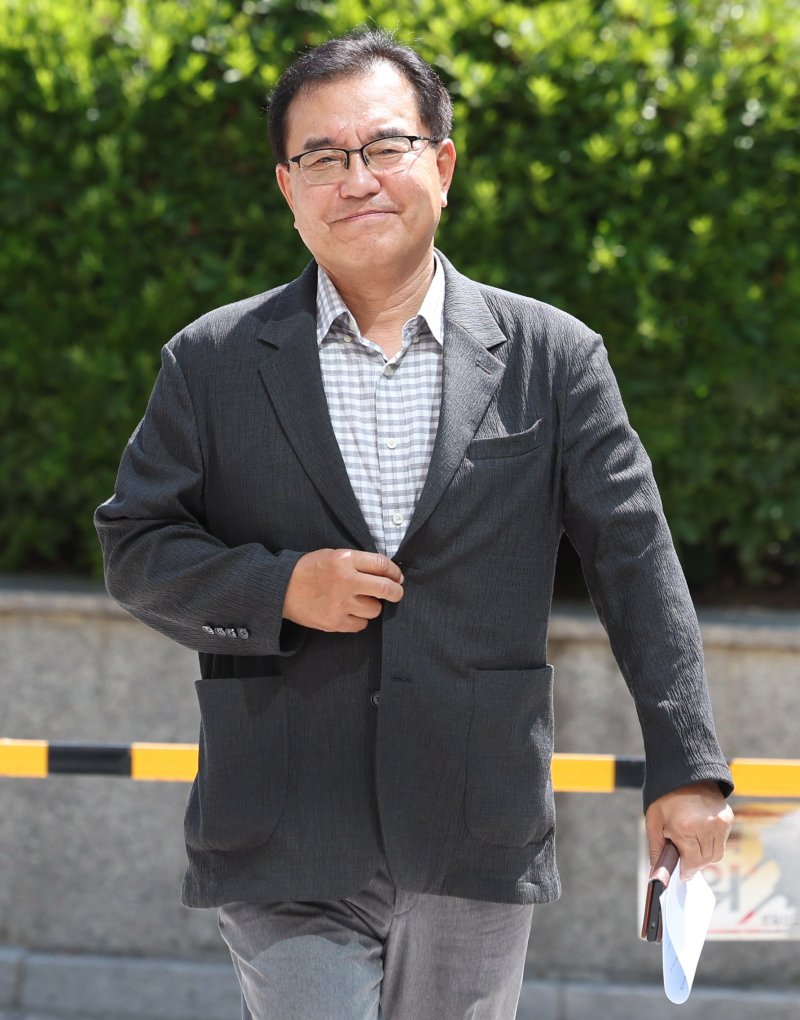 [서울=우리카지노] 추상철 기자 = 채상병 순직사건 외압 의혹을 수사하는 이명현 특별검사가 22일 오전 서울 서초구 서초동 사무실로 출근하고 있다. 2025.06.22. scchoo@newsis.com
