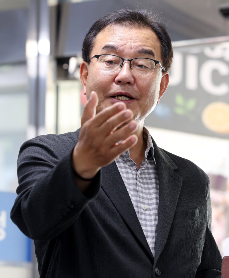 [서울=우리카지노] 추상철 기자 = 채상병 순직사건 외압 의혹을 수사하는 이명현 특별검사가 22일 오전 서울 서초구 서초동 사무실로 출근하며 취재진의 질문에 답변하고 있다. 2025.06.22. scchoo@newsis.com