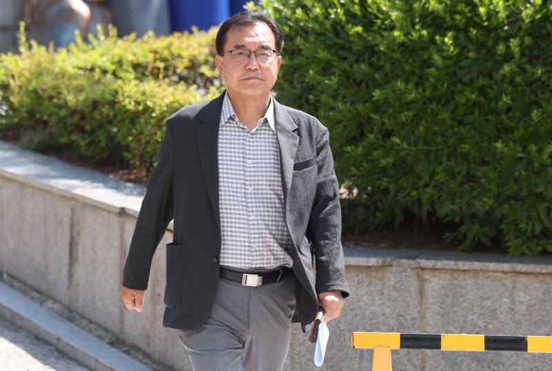 [서울=우리카지노] 추상철 기자 = 채상병 순직사건 외압 의혹을 수사하는 이명현 특별검사가 22일 오전 서울 서초구 서초동 사무실로 출근하고 있다. 2025.06.22. scchoo@newsis.com