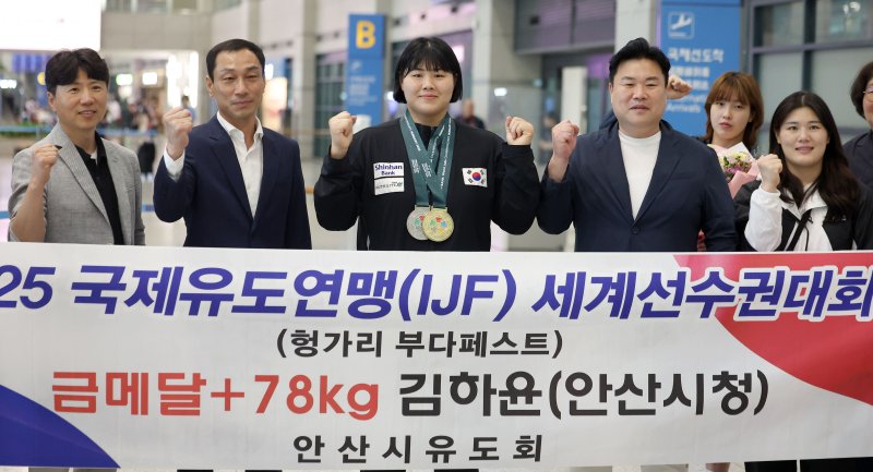 [인천공항=뉴시스] 김선웅 기자 = 헝가리에서 열린 2025 세계유도선수권대회에 출전해 금바카라 토토을 획득한 유도 대표팀 김하윤(안산시청) 선수가 22일 인천국제공항을 통해 귀국해 기념사진을 촬영하고 있다. 유도 대표팀은 이번 대회에서 개인전 금바카라 토토 1개, 동바카라 토토 3개, 단체전 은바카라 토토 1개의 성과를 올렸다. 2025.06.22. mangusta@newsis.com
