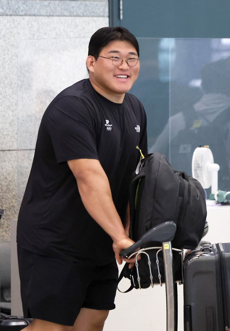 [인천공항=뉴시스] 김선웅 기자 = 헝가리에서 열린 2025 세계유도선수권대회에 출전해 혼성 단체전에서 은바카라 토토을 획득한 유도 대표팀 김민종이 22일 인천국제공항을 통해 귀국하고 있다. 유도 대표팀은 이번 대회에서 개인전 금바카라 토토 1개, 동바카라 토토 3개, 단체전 은바카라 토토 1개의 성과를 올렸다. 2025.06.22. mangusta@newsis.com