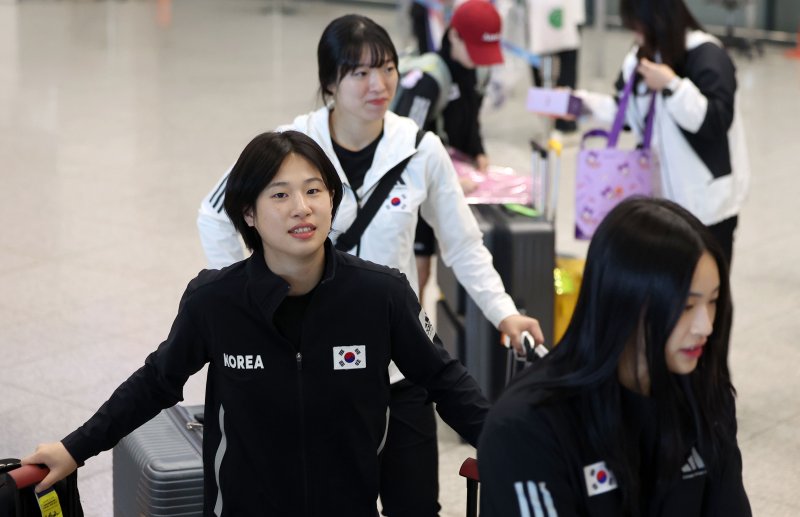 [인천공항=뉴시스] 김선웅 기자 = 헝가리에서 열린 2025 세계유도선수권대회에 출전해 혼성 단체전에서 은바카라 토토을 획득한 유도 대표팀 허미미 등 선수들이 22일 인천국제공항을 통해 귀국하고 있다. 유도 대표팀은 이번 대회에서 개인전 금바카라 토토 1개, 동바카라 토토 3개, 단체전 은바카라 토토 1개의 성과를 올렸다. 2025.06.22. mangusta@newsis.com