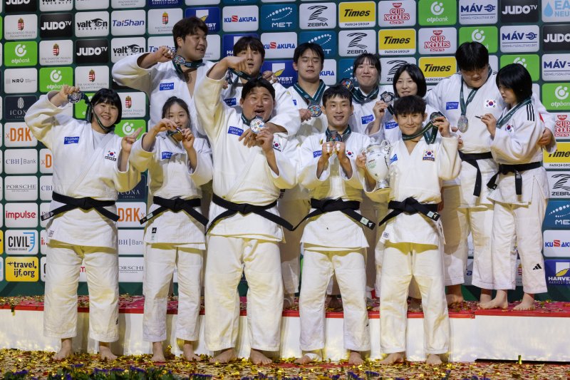 [부다페스트=신화/뉴시스] 한국 유도 대표 선수들이 지난 20일(현지 시간) 헝가리 부다페스트에서 열린 2025 국제유도연맹(IJF) 세계유도선수권대회 혼성 단체전에서 은바카라 토토을 따낸 후 바카라 토토을 들고 시상대에 올라 기념 촬영을 하고 있다. 한국은 결승전에서 조지아에 1-4로 패해 은바카라 토토을 따내면서 혼성 단체전 역대 최고 성적을 기록했다. 2025.06.22.