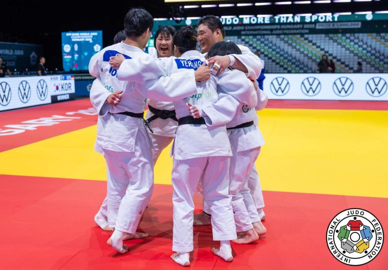 [서울=뉴시스] 2025 국제유도연맹(IJF) 세계선수권대회 혼성 단체전에서 은바카라 토토을 수확한 한국 유도 국가대표팀. (사진=IJF 홈페이지 캡처) *재판매 및 DB 금지