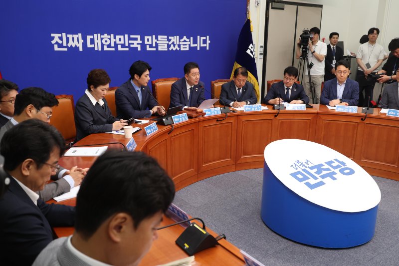 [서울=뉴시스] 조성봉 기자= 김병기 더불어민주당 당대표 직무대행 겸 원내대표가 지난 20일 오전 서울 여의도 국회에서 열린 최고위원회의에서 발언을 하고 있다. 2025.06.20. suncho21@newsis.com