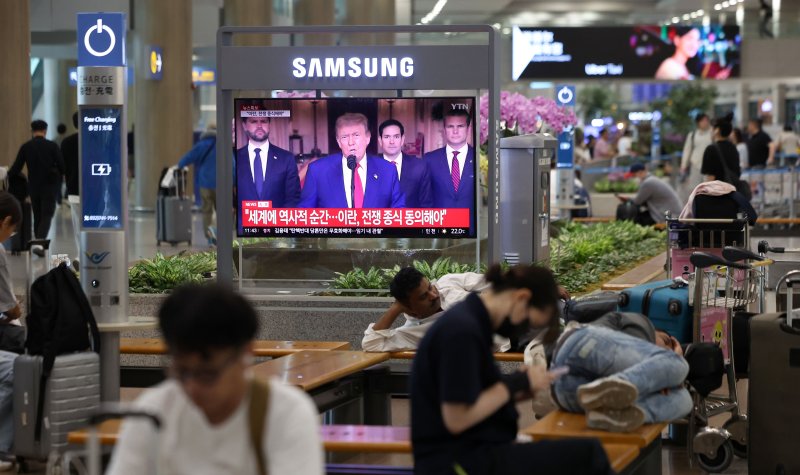 [인천공항=바카라사이트 벳무브] 김선웅 기자 = 22일 인천국제공항 입국장에 설치된 TV 화면에서 미국의 바카라사이트 벳무브 핵시설 공습 관련 트럼프 미국 대통령 대국민 담화 뉴스가 방송되고 있다. 2025.06.22. mangusta@newsis.com
