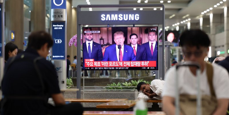 [인천공항=바카라사이트 벳무브] 김선웅 기자 = 22일 인천국제공항 입국장에 설치된 TV 화면에서 미국의 바카라사이트 벳무브 핵시설 공습 관련 트럼프 미국 대통령 대국민 담화 뉴스가 방송되고 있다. 2025.06.22. mangusta@newsis.com