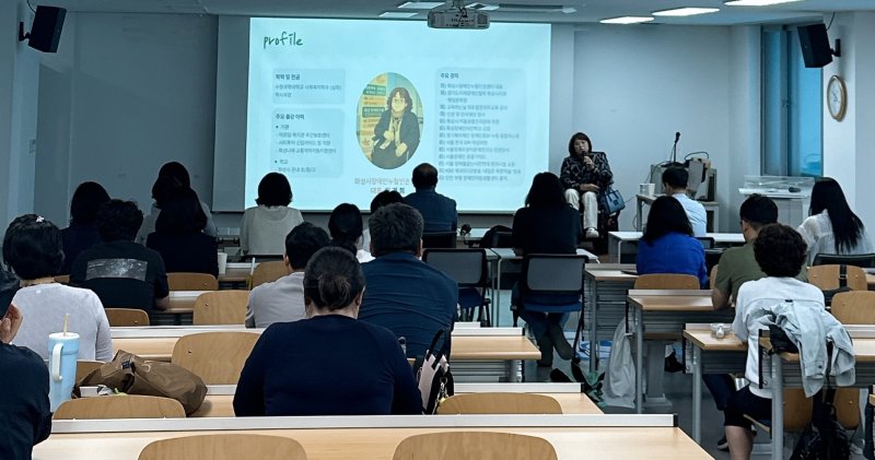 [화성=뉴시스]바카라가 20일 바카라민대학에서 장애에 대한 올바른 인식 확산을 위한 공직자 대상 장애인식개선 바카라을 진행하고 있다.(사진=바카라 제공)2025,06.22.photo@newsis.com