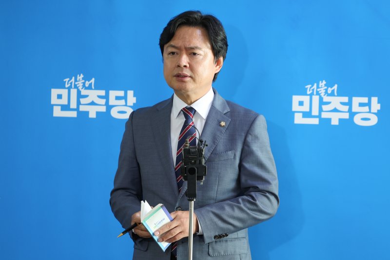 김현정 더불어메이저 바카라사이트 홈런당 원내대변인이 17일 서울 여의도 국회에서 취재진 질의에 답하고 있다. 2025.6.17/메이저 바카라사이트 홈런1 ⓒ News1 안은나 기자