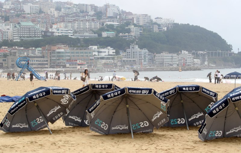 부산 해운대해수욕장이 개장한 후 첫 주말을 맞은 22일 해운대해수욕장에 파라솔이 준비돼 있다. 2025.6.22/뉴스1 ⓒ News1 윤일지 기자