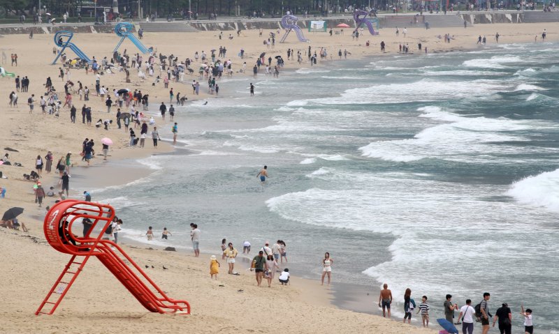부산 해운대해수욕장이 개장한 후 첫 주말을 맞은 22일 해운대해수욕장을 찾은 관광객과 시민들이 물놀이를 즐기며 더위를 식히고 있다. 2025.6.22/뉴스1 ⓒ News1 윤일지 기자