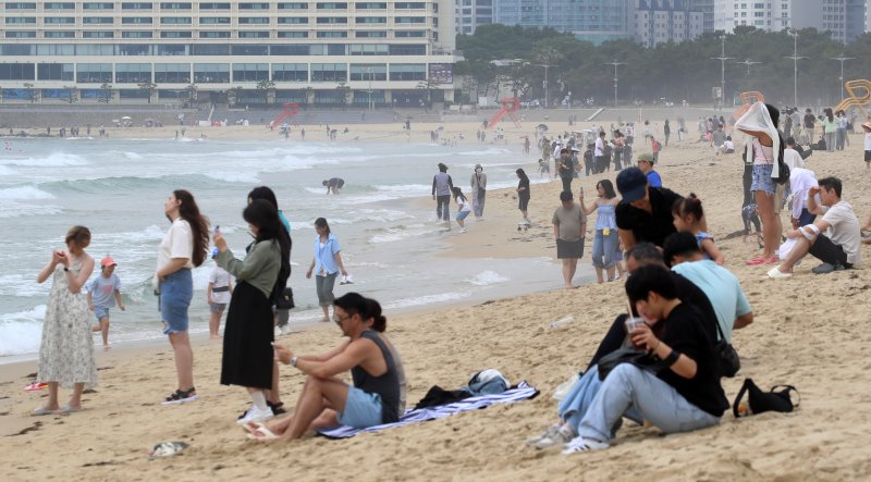 부산 해운대해수욕장이 개장한 후 첫 주말을 맞은 22일 해운대해수욕장을 찾은 관광객과 시민들이 물놀이를 즐기며 더위를 식히고 있다. 2025.6.22/뉴스1 ⓒ News1 윤일지 기자
