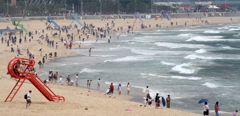 부산 해운대해수욕장이 개장한 후 첫 주말을 맞은 22일 해운대해수욕장을 찾은 관광객과 시민들이 물놀이를 즐기며 더위를 식히고 있다. 2025.6.22/뉴스1 ⓒ News1 윤일지 기자
