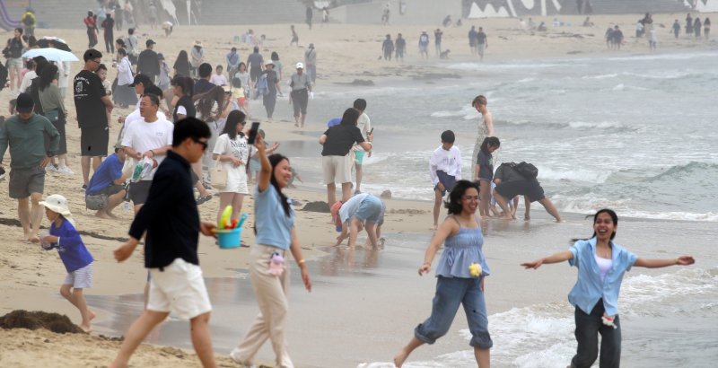 부산 해운대해수욕장이 개장한 후 첫 주말을 맞은 22일 해운대해수욕장을 찾은 관광객과 시민들이 물놀이를 즐기며 더위를 식히고 있다. 2025.6.22/뉴스1 ⓒ News1 윤일지 기자