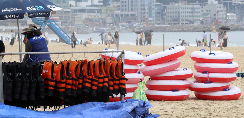 부산 해운대해수욕장이 개장한 후 첫 주말을 맞은 22일 해운대해수욕장에 튜브와 구명조끼가 정리돼 있다. 2025.6.22/뉴스1 ⓒ News1 윤일지 기자