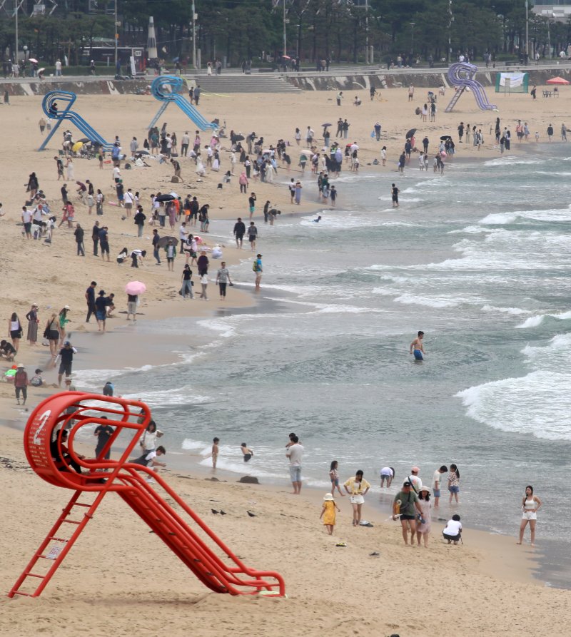 부산 해운대해수욕장이 개장한 후 첫 주말을 맞은 22일 해운대해수욕장을 찾은 관광객과 시민들이 물놀이를 즐기며 더위를 식히고 있다. 2025.6.22/뉴스1 ⓒ News1 윤일지 기자