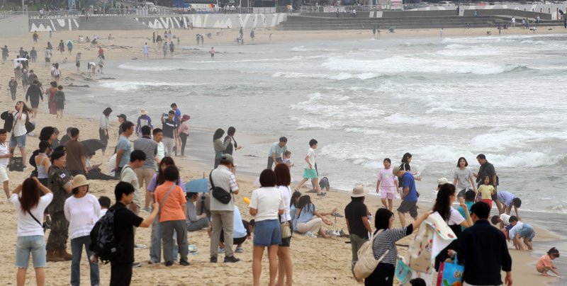 부산 해운대해수욕장이 개장한 후 첫 주말을 맞은 22일 해운대해수욕장을 찾은 관광객과 시민들이 물놀이를 즐기며 더위를 식히고 있다. 2025.6.22/뉴스1 ⓒ News1 윤일지 기자